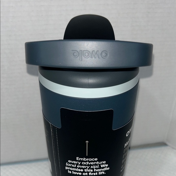 Owala Dark Blue Insulated Water Bottle with Straw 40oz (1185ml) - Picture 4 of 12